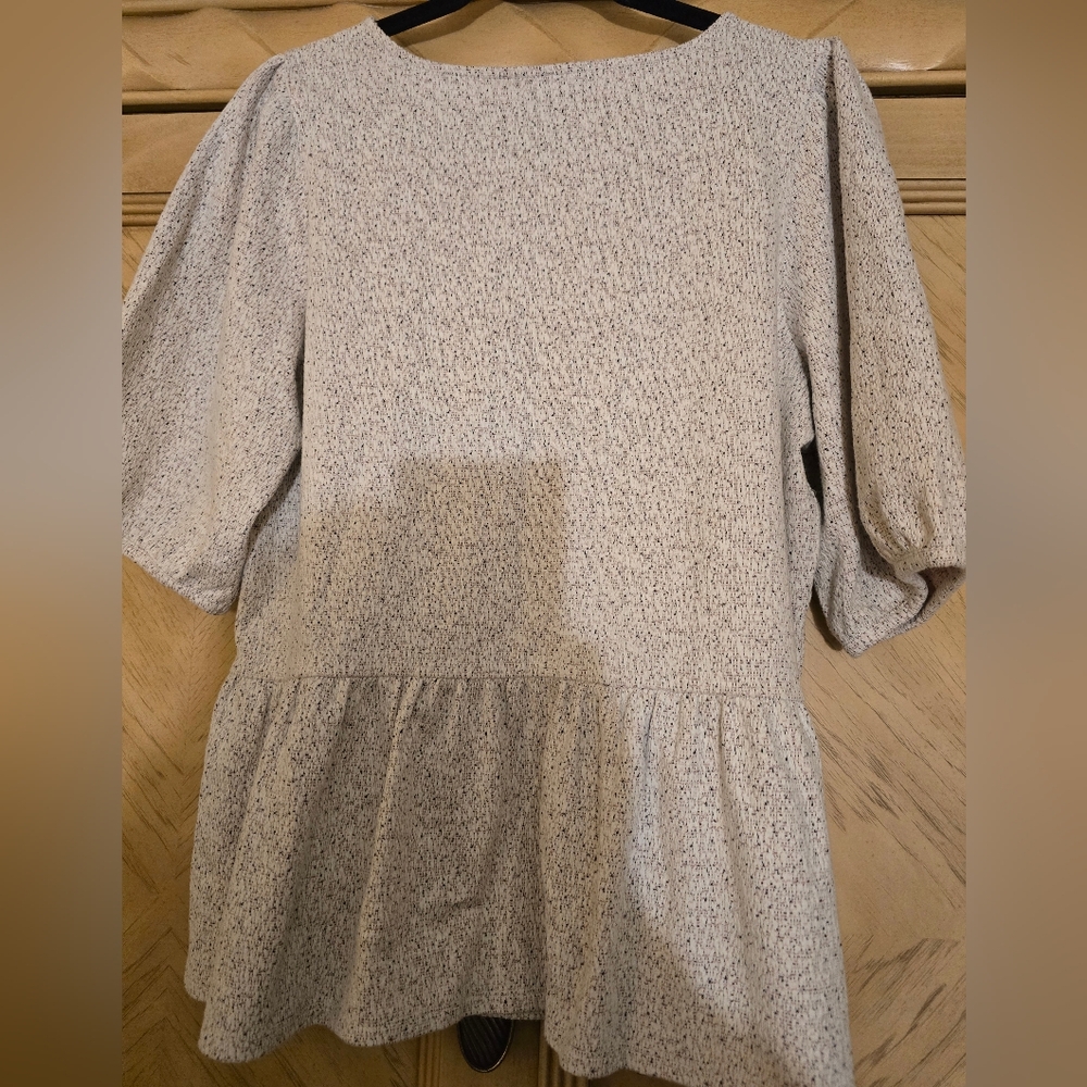 Banana Republic Peplum Top. Size large. White with hints of black and blush - Picture 4 of 11
